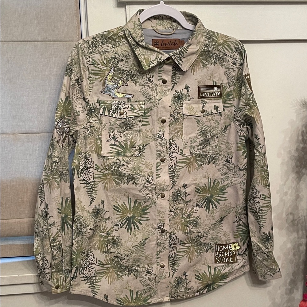 Levitate New England long sleeve snap shirt
100% Organic Cotton- NWT